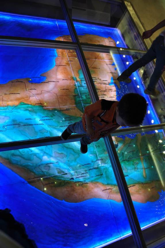 Caminhando sobre o mapa do mundo maya, no Museu da Cultura Maya, em Mérida, a capital do Yucatán, no México